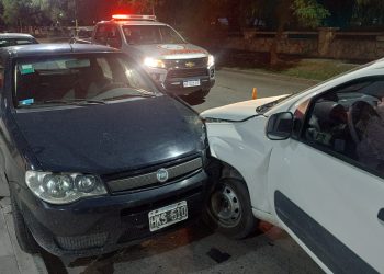 SE DESCOMPENSÓ Y CHOCÓ A UN AUTO ESTACIONADO