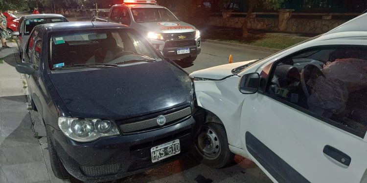 SE DESCOMPENSÓ Y CHOCÓ A UN AUTO ESTACIONADO