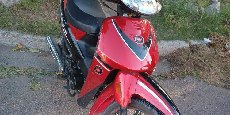 UN AUTO Y UNA MOTO COLISIONARON EN KRAMER Y MAIPÚ