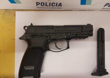 LE PIDIÓ AL VECINO QUE BAJE LA MÚSICA Y LO AMENAZARON CON UN ARMA