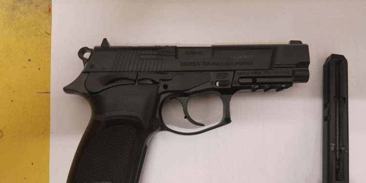 LE PIDIÓ AL VECINO QUE BAJE LA MÚSICA Y LO AMENAZARON CON UN ARMA