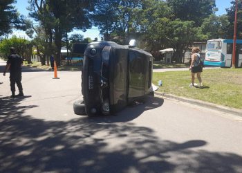 PATAGONIA: VOLCÓ UNA CAMIONETA TRAS CHOCAR CON UN COLECTIVO