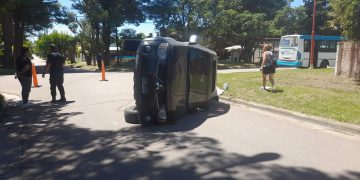 PATAGONIA: VOLCÓ UNA CAMIONETA TRAS CHOCAR CON UN COLECTIVO