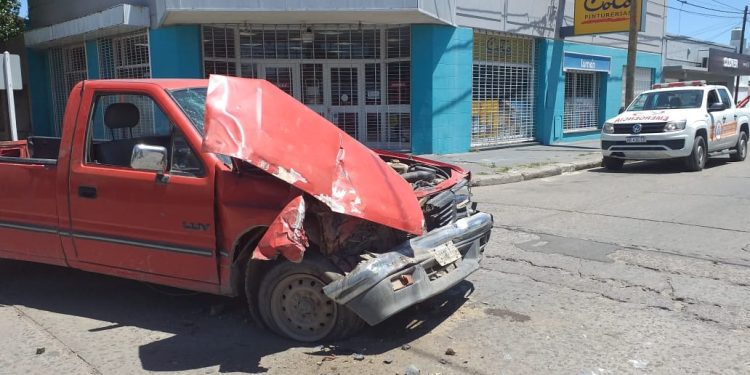 FUERTE ACCIDENTE ENTRE UNA CAMIONETA Y UN COLECTIVO