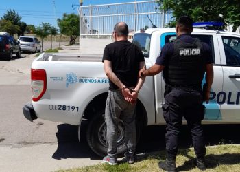 IBA CON EN CELULAR, SIN LICENCIA Y ATACÓ A PIÑAS AL INSPECTOR DE TRÁNSITO