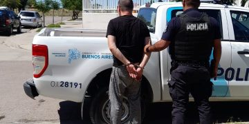 IBA CON EN CELULAR, SIN LICENCIA Y ATACÓ A PIÑAS AL INSPECTOR DE TRÁNSITO