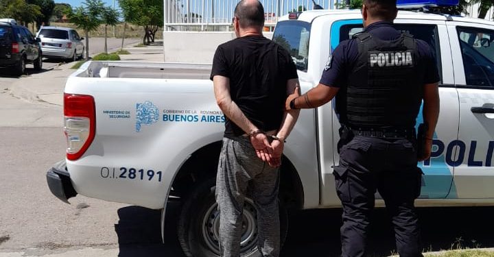 IBA CON EN CELULAR, SIN LICENCIA Y ATACÓ A PIÑAS AL INSPECTOR DE TRÁNSITO