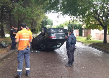 IBA EN AUTO Y VOLCÓ