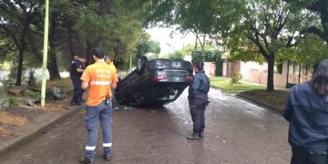 IBA EN AUTO Y VOLCÓ