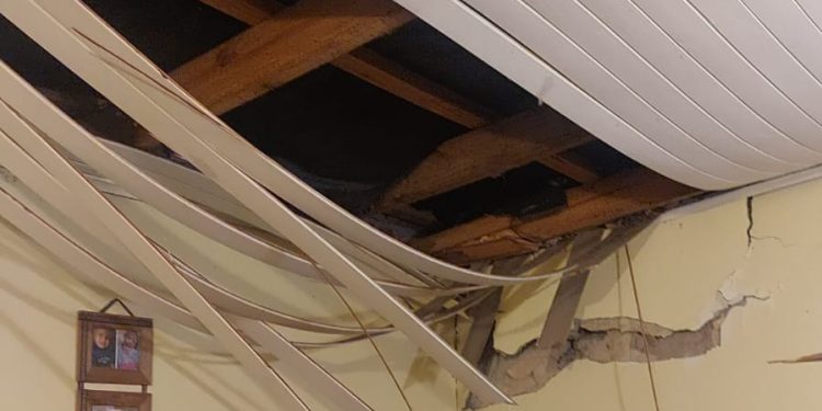 SE LES CAYÓ UN ÁRBOL EN LA CASA Y LES ROMPIÓ EL TECHO