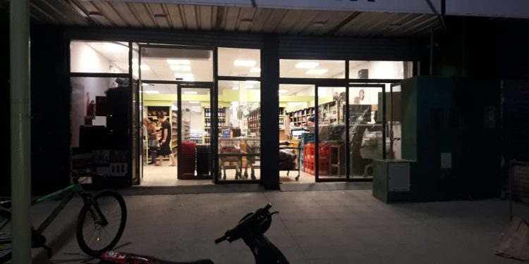 ROMPIÓ TODO EN UN SUPERMERCADO CHINO