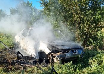 HALLARON UN AUTO PRENDIDO FUEGO