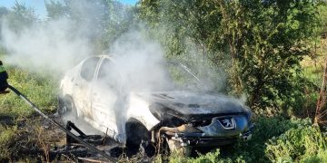 HALLARON UN AUTO PRENDIDO FUEGO