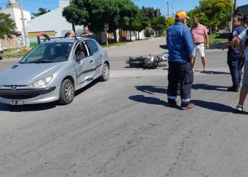 FUERTE CHOQUE ENTRE UN AUTO Y UNA MOTO