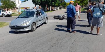 FUERTE CHOQUE ENTRE UN AUTO Y UNA MOTO