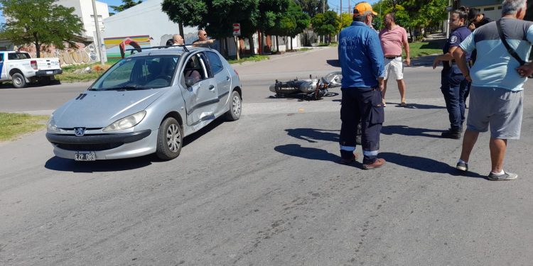 FUERTE CHOQUE ENTRE UN AUTO Y UNA MOTO