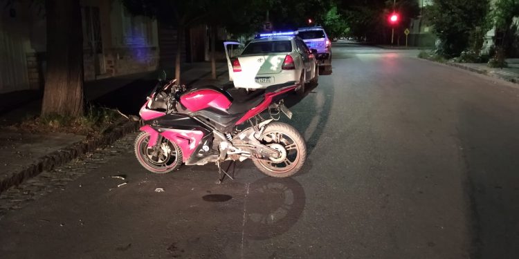 TOTALMENTE ALCOHOLIZADO CHOCÓ CONTRA UN AUTO ESTACIONADO