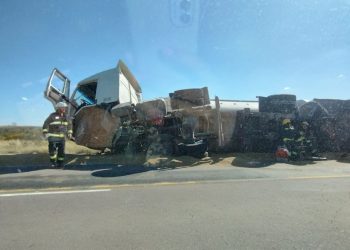 VOLCÓ UN CAMIÓN EN LA RUTA 35