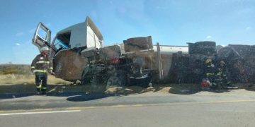 VOLCÓ UN CAMIÓN EN LA RUTA 35