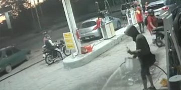 SE ROCIÓ CON GASOIL Y AMENAZÓ CON INCENDIAR UNA ESTACIÓN DE SERVICIO