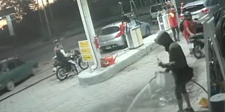SE ROCIÓ CON GASOIL Y AMENAZÓ CON INCENDIAR UNA ESTACIÓN DE SERVICIO