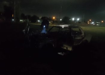 UN AUTO SE PRENDIÓ FUEGO EN UN DESCAMPADO