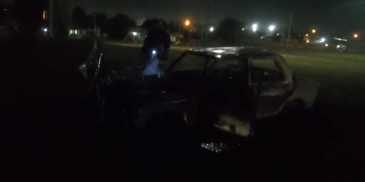 UN AUTO SE PRENDIÓ FUEGO EN UN DESCAMPADO