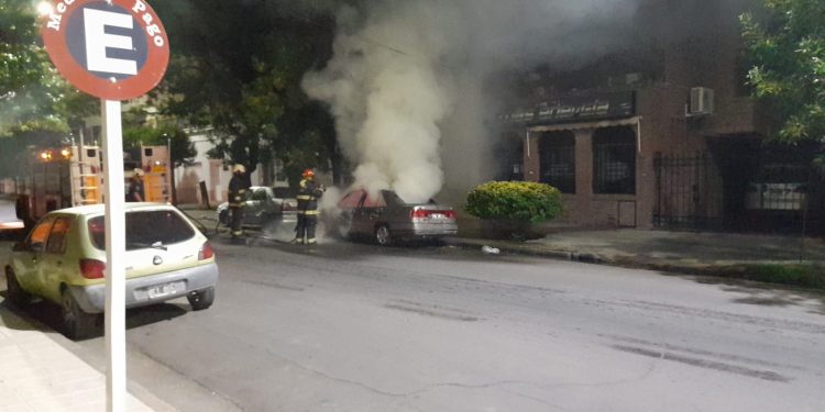 DOS AUTOS APARECIERON INCENDIADOS ESTA MADRUGADA