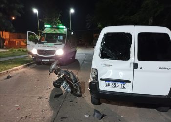MOTOCICLISTA CHOCÓ CONTRA UNA CAMIONETA ESTACIONADA