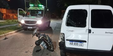 MOTOCICLISTA CHOCÓ CONTRA UNA CAMIONETA ESTACIONADA