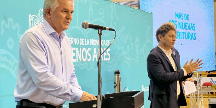 HÉCTOR GAY ENTREGÓ ESCRITURAS JUNTO A KICILLOF