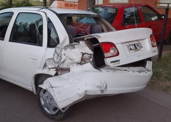 UNA CAMIONETA IMPACTÓ DE ATRÁS A UN AUTO ESTACIONADO