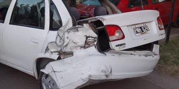 UNA CAMIONETA IMPACTÓ DE ATRÁS A UN AUTO ESTACIONADO