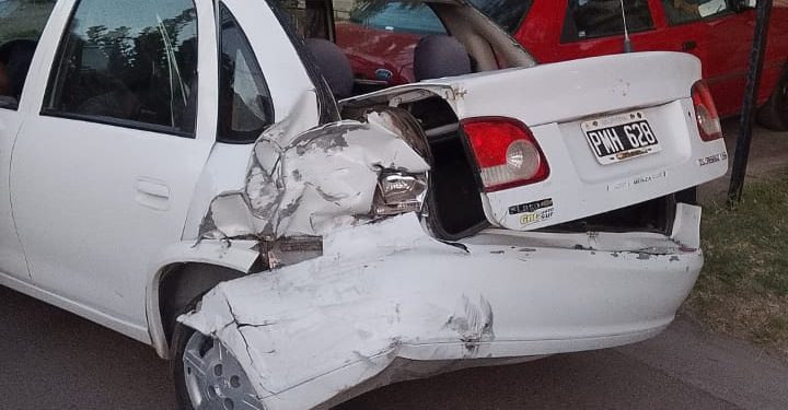 UNA CAMIONETA IMPACTÓ DE ATRÁS A UN AUTO ESTACIONADO