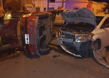 UN AUTO TERMINÓ VOLCANDO AL IMPACTAR CON OTRO VEHÍCULO