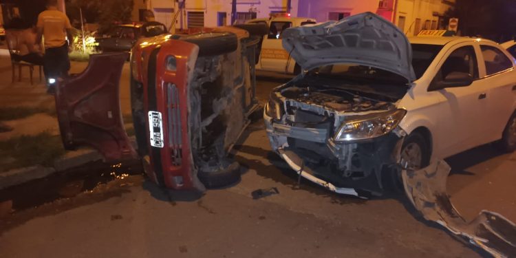 UN AUTO TERMINÓ VOLCANDO AL IMPACTAR CON OTRO VEHÍCULO