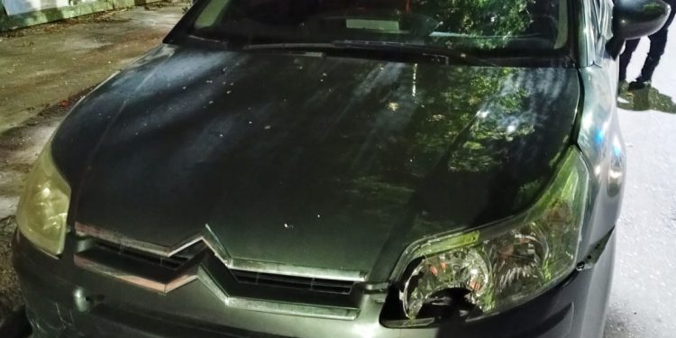 ESPERABA QUE CAMBIÉ EL SEMÁFORO Y UN AUTOMOVILISTA ALCOHOLIZADO LO EMBISTIÓ POR DETRÁS