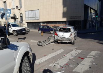 CAMIONETA CHOCÓ CONTRA UN AUTO ESTACIONADO