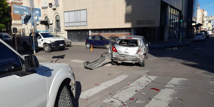 CAMIONETA CHOCÓ CONTRA UN AUTO ESTACIONADO
