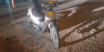 PERDIÓ EL CONTROL DE SU MOTO Y CAYÓ EN INDIADA Y LUIS AGOTE