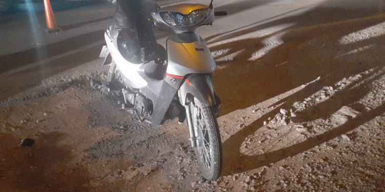 PERDIÓ EL CONTROL DE SU MOTO Y CAYÓ EN INDIADA Y LUIS AGOTE