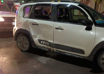 UNA MOTO IMPACTÓ CONTRA UN TAXI DURANTE LA MADRUGADA