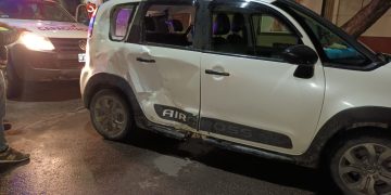 UNA MOTO IMPACTÓ CONTRA UN TAXI DURANTE LA MADRUGADA