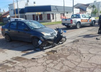 OTRO CHOQUE ENTRE UN AUTO Y UNA MOTO