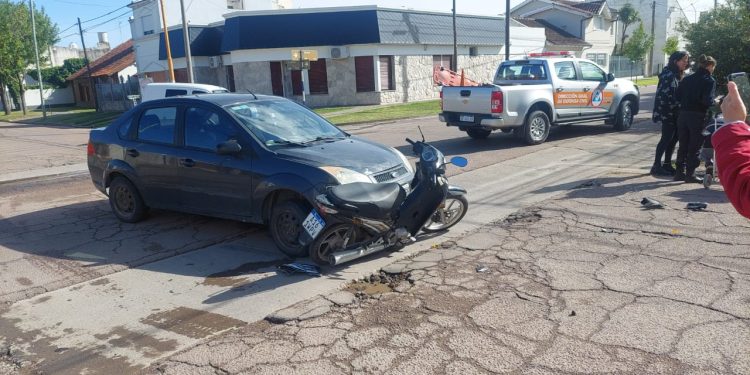 OTRO CHOQUE ENTRE UN AUTO Y UNA MOTO