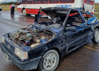 FUERTE CHOQUE ENTRE DOS AUTOS Y UN COLECTIVO