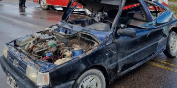 FUERTE CHOQUE ENTRE DOS AUTOS Y UN COLECTIVO