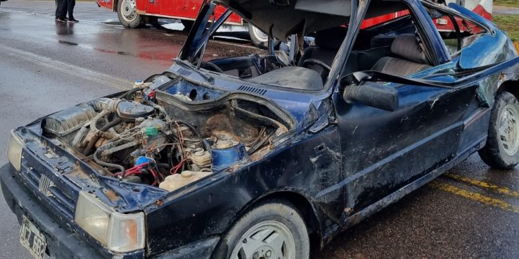 FUERTE CHOQUE ENTRE DOS AUTOS Y UN COLECTIVO