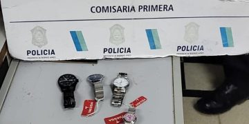 IBA CAMINANDO Y VIO A DOS PERSONAS ROBANDO EN UNA JOYERÍA