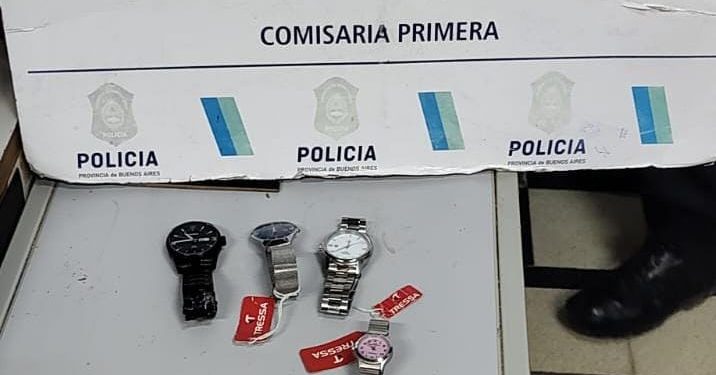 IBA CAMINANDO Y VIO A DOS PERSONAS ROBANDO EN UNA JOYERÍA
